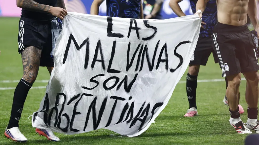 Abren un expediente contra la AFA y jugadores argentinos por la bandera de Malvinas